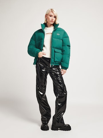 UNFOLLOWED x ABOUT YOU Prehodna jakna 'VIBRANT ' | zelena barva