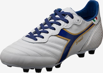 Chaussure de foot Diadora en blanc : devant