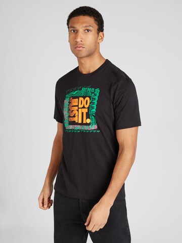 Nike Sportswear T-shirt 'BRANDRIFF' i svart: framsida