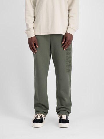 regular Pantaloni di ALPHA INDUSTRIES in verde