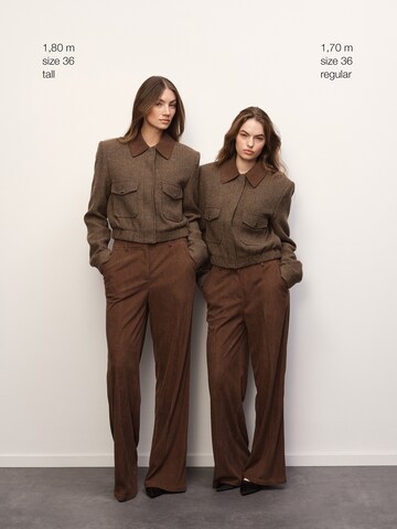 RÆRE by Lorena Rae - Loosefit Calças com vincos em castanho