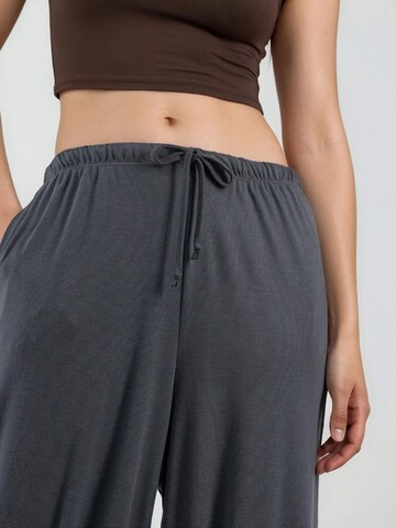 Tapered Pantaloni de la Busem pe gri