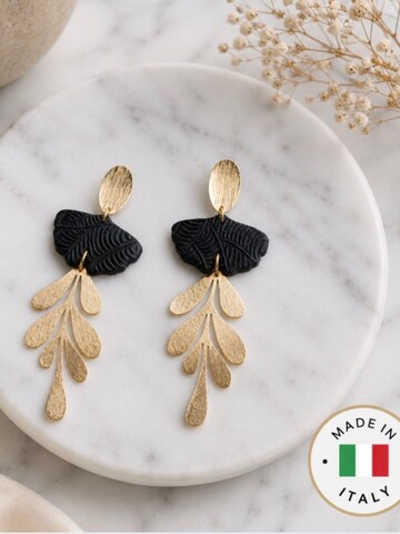 Cercei 'Cercei Handmade CASSIA – Argilă Polimerică cu Finisaj AUR 14K PVD' de la Duestelle Italia pe negru