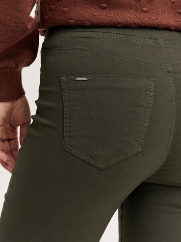 Skinny Pantaloni sportivi ' BYKeir ' di b.young in verde