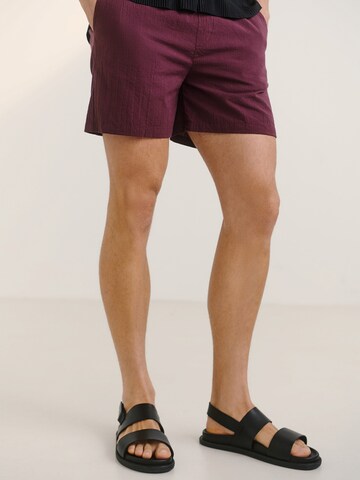 Guido Maria Kretschmer Men Regular Панталон 'Jesper' в червено: отпред