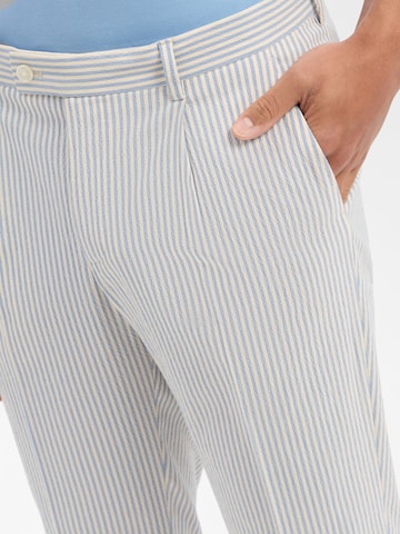 Coupe slim Pantalon à plis 'Hudson' Finshley & Harding London en bleu