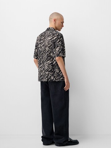 Comfort fit Camicia di Bershka in nero