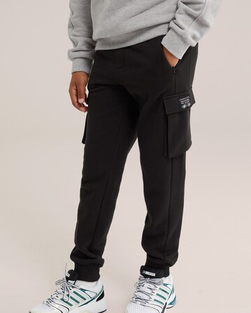 WE Fashion Tapered Trousers in Black
