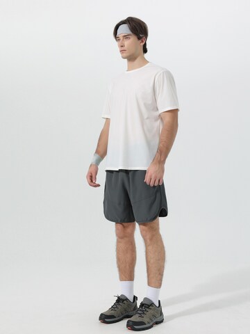 YOUTHUP Performance Shirt 'Hautluft' in White
