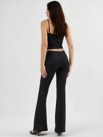 Flared Pantaloni di Busem in nero
