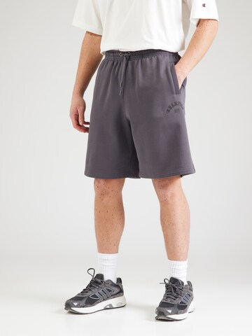 Champion Authentic Athletic Apparel - Loosefit Pantalón en lila: frente