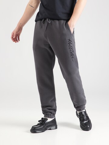 HOLLISTER Tapered Broek in Grijs: voorkant