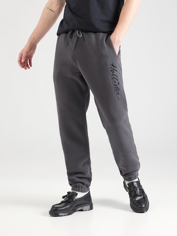 HOLLISTER Tapered Trousers in Grey: front