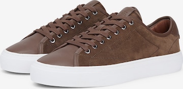 Baskets basses TOMMY HILFIGER en marron : devant
