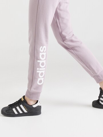 ADIDAS SPORTSWEAR - Tapered Calças de desporto 'Essentials' em rosa