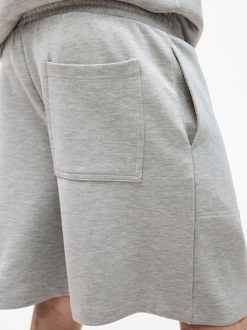Pull&Bear Loosefit Kalhoty – šedá