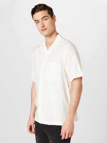 WEEKDAY Regular Fit Skjorte i hvid: forside