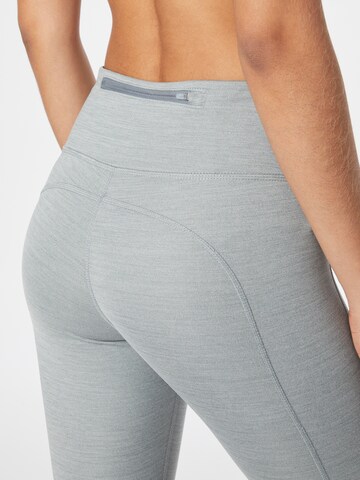 NIKE Skinny Sporthose in Grau