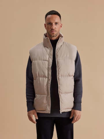 DAN FOX APPAREL Bodywarmer 'Vincent' in Beige: voorkant