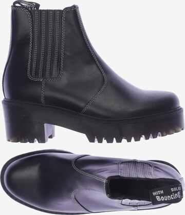 Dr. Martens Dress Boots in 40 in Black: front