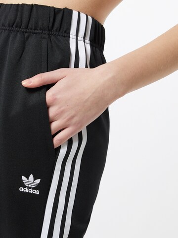 ADIDAS ORIGINALS Zwężany krój Spodnie w kolorze czarny