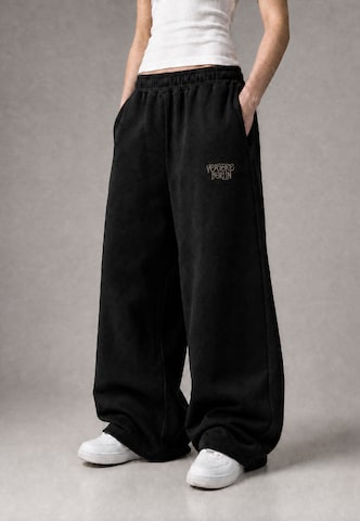 Vertere Berlin Loose fit Trousers in Black: side