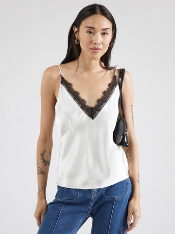 Top de la Gina Tricot pe alb: față