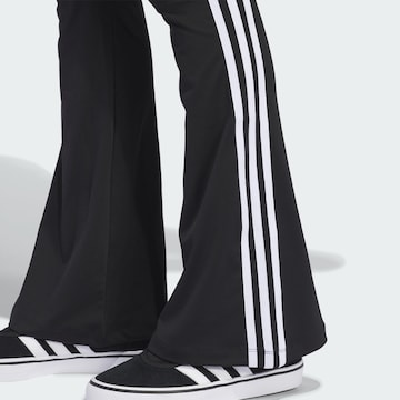ADIDAS ORIGINALS - Acampanado Leggings en negro