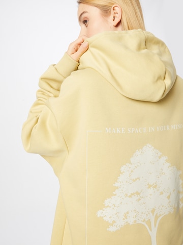 ABOUT YOU Limited Sweatshirt 'Mailo' in Geel