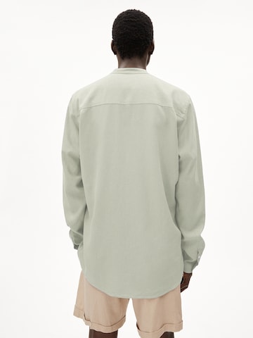 Fit confort Chemise 'Vaaleronimus Lino' ARMEDANGELS en vert : devant