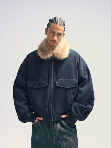 Bershka Přechodná bunda – modrá: přední strana