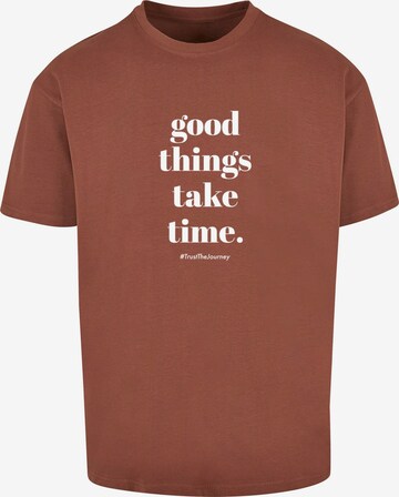 T-Shirt 'Good Things Take Time' Merchcode en marron : devant