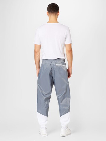 Nike Sportswear Tapered Hose in Grau