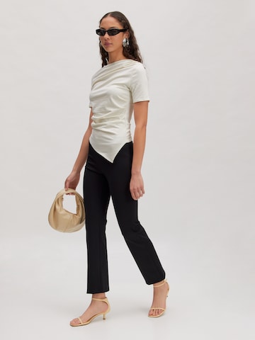 Tricou 'Ona' de la EDITED pe alb