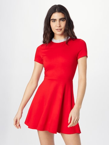 Rochie de la Tommy Jeans pe roșu: față