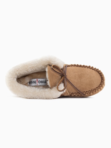 Minnetonka - Mocassins 'Chrissy' em castanho