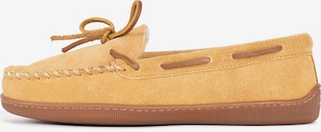 Minnetonka Mocassins 'Pileline' in Bruin: voorkant