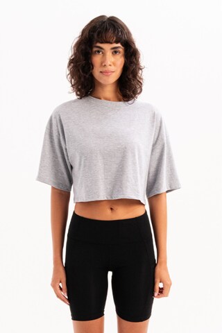 T-shirt Justever en gris : devant
