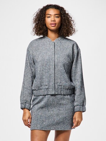 Veste mi-saison PIECES en bleu : devant