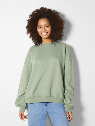 Bershka Sweatshirt in Green: front