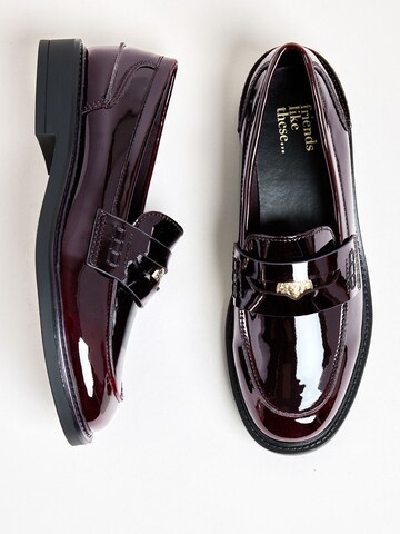 Papuci de casă 'Penny' de la Friends Like These pe roșu