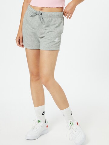 Regular Pantaloni 'Essential' de la Nike Sportswear pe gri: față