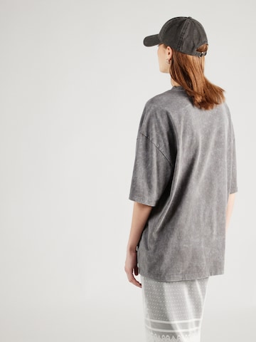 TOPSHOP - Camiseta talla grande 'Marseille' en gris