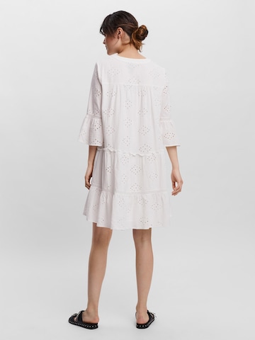 VERO MODA - Vestido camisero en blanco