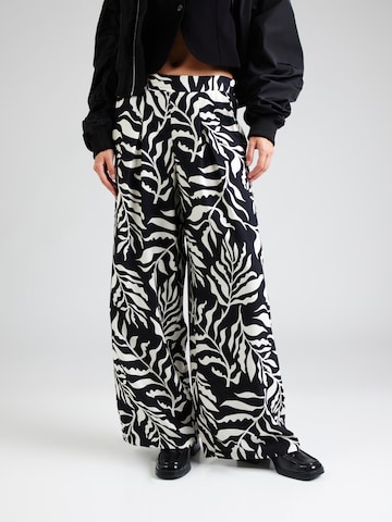 Wide leg Pantaloni con pieghe di Sublevel in nero: frontale