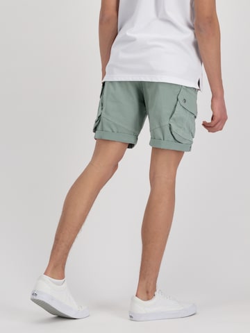 Coupe slim Pantalon cargo ALPHA INDUSTRIES en vert