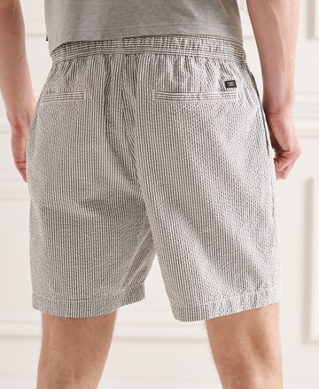 Superdry Regular Shorts in Grau