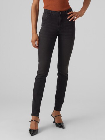 Slimfit Jeans 'June' de la VERO MODA pe negru: față