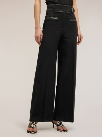 MOTIVI Wide leg Pants in Black: front