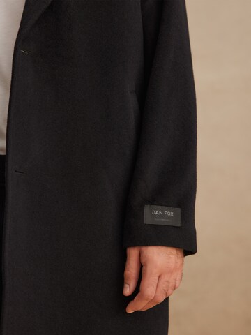 DAN FOX APPAREL Демисезонное пальто 'Frederik' в Черный
